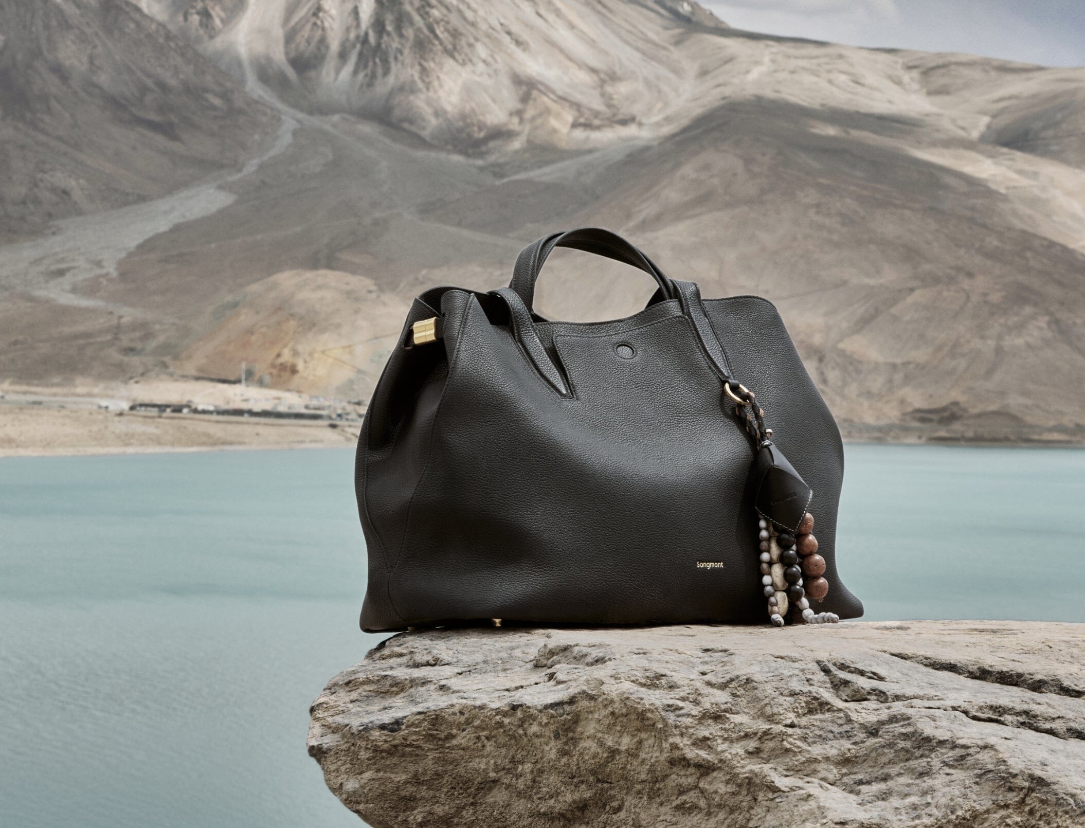 Tote vs. Shoulder Bag: Which Perfectly Fits Your Lifestyle?