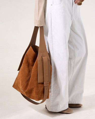 Large Drippy Tote Bag in Caramel: A spacious suede tote with leather straps and side pockets, perfect for everyday use.