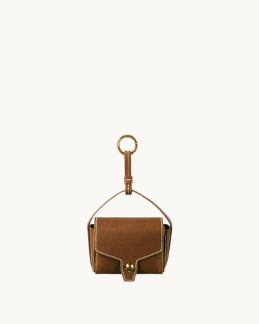 Sandal Mini Yore AirPods Case: vegetable-tanned leather with button closure and keyring.